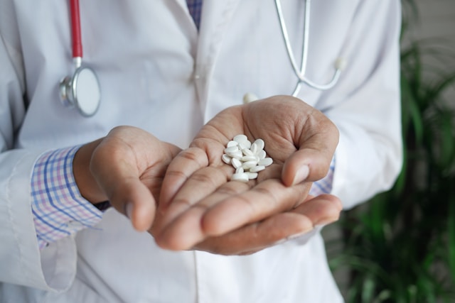 Prompts to reduce opioid prescribing doctor pills - Prompts to reduce opioid prescribing
